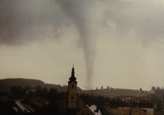 Tornado der Kategorie F2, aufgenommen 1966 in Litschau (nördliches Waldviertel) © www.tordach.org